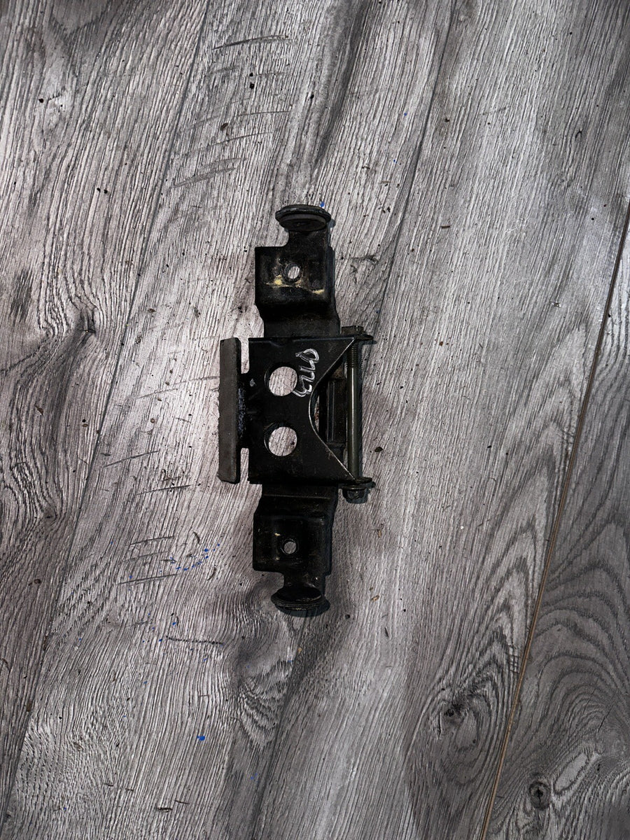 96 97 98 99 00 Suzuki GSXR600 GSXR750 GSXR 600 750 Gas Tank Mounting Bracket 