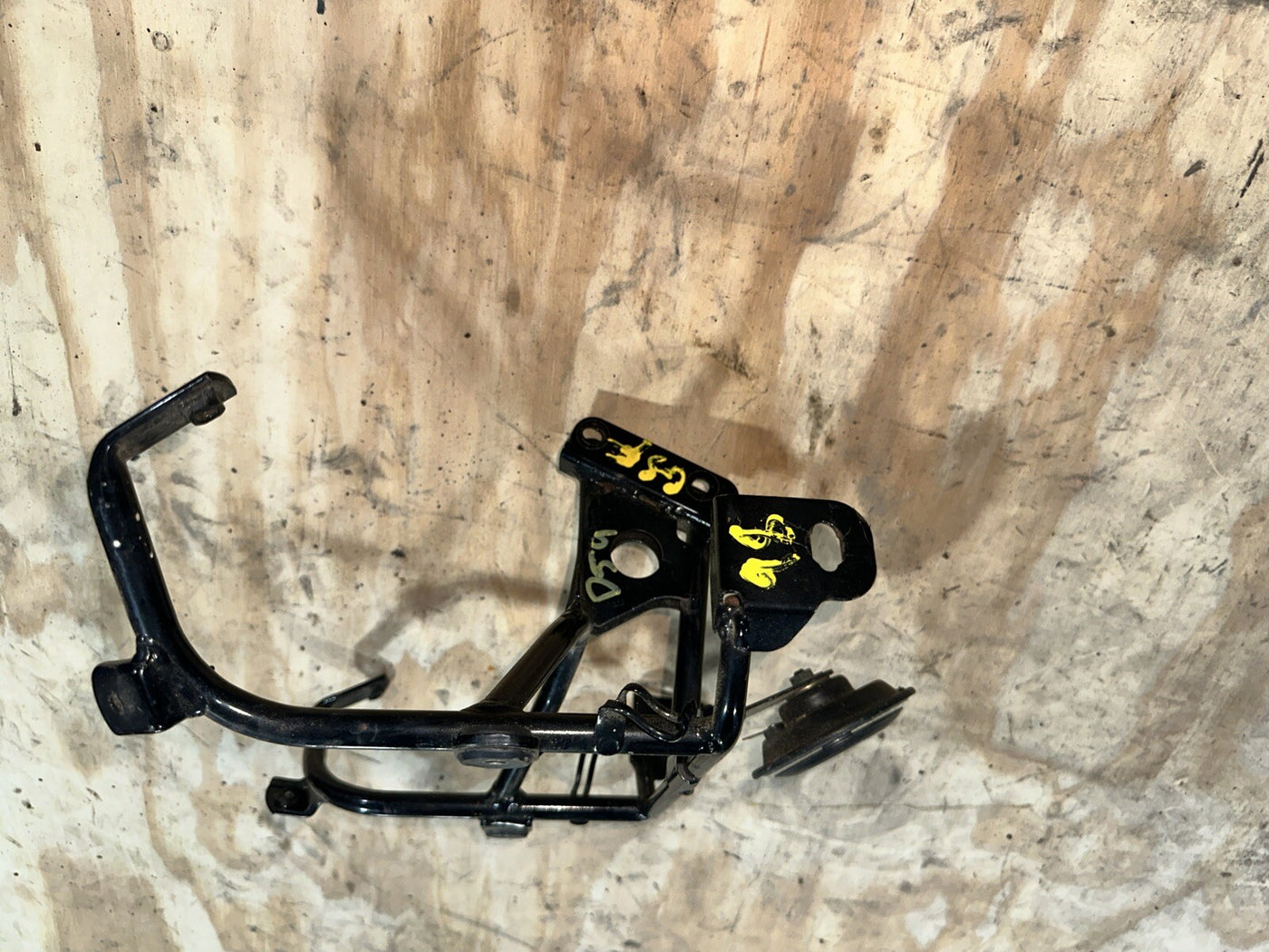 1997 98 SUZUKI BANDIT 1200 FRONT MAIN STAY BRACKET W/ HORN 97