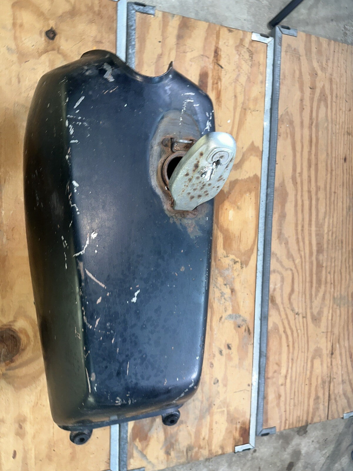 1976 1977 Yamaha XS500 XS 500 OEM Fuel Gas Tank 1A8-24110-01-09