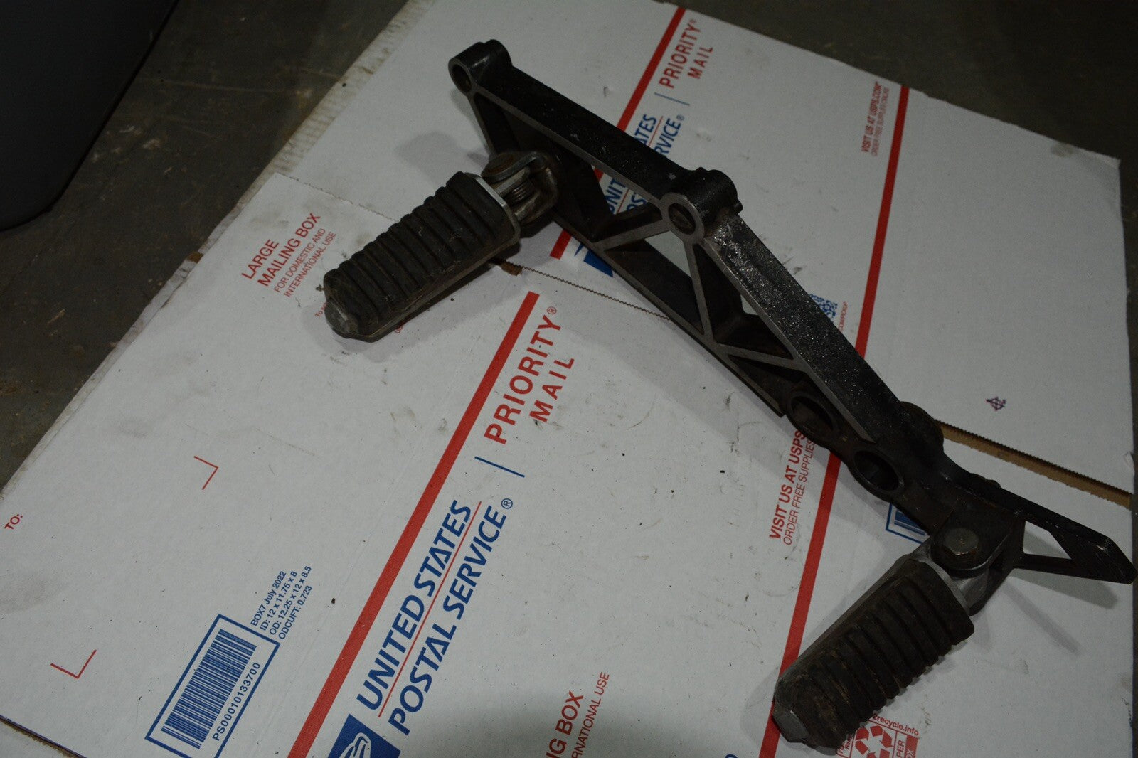 1984 83 84 Kawasaki GPZ 1100 ZX1100 OEM Left Foot Rest Bracket Pegs Assembly