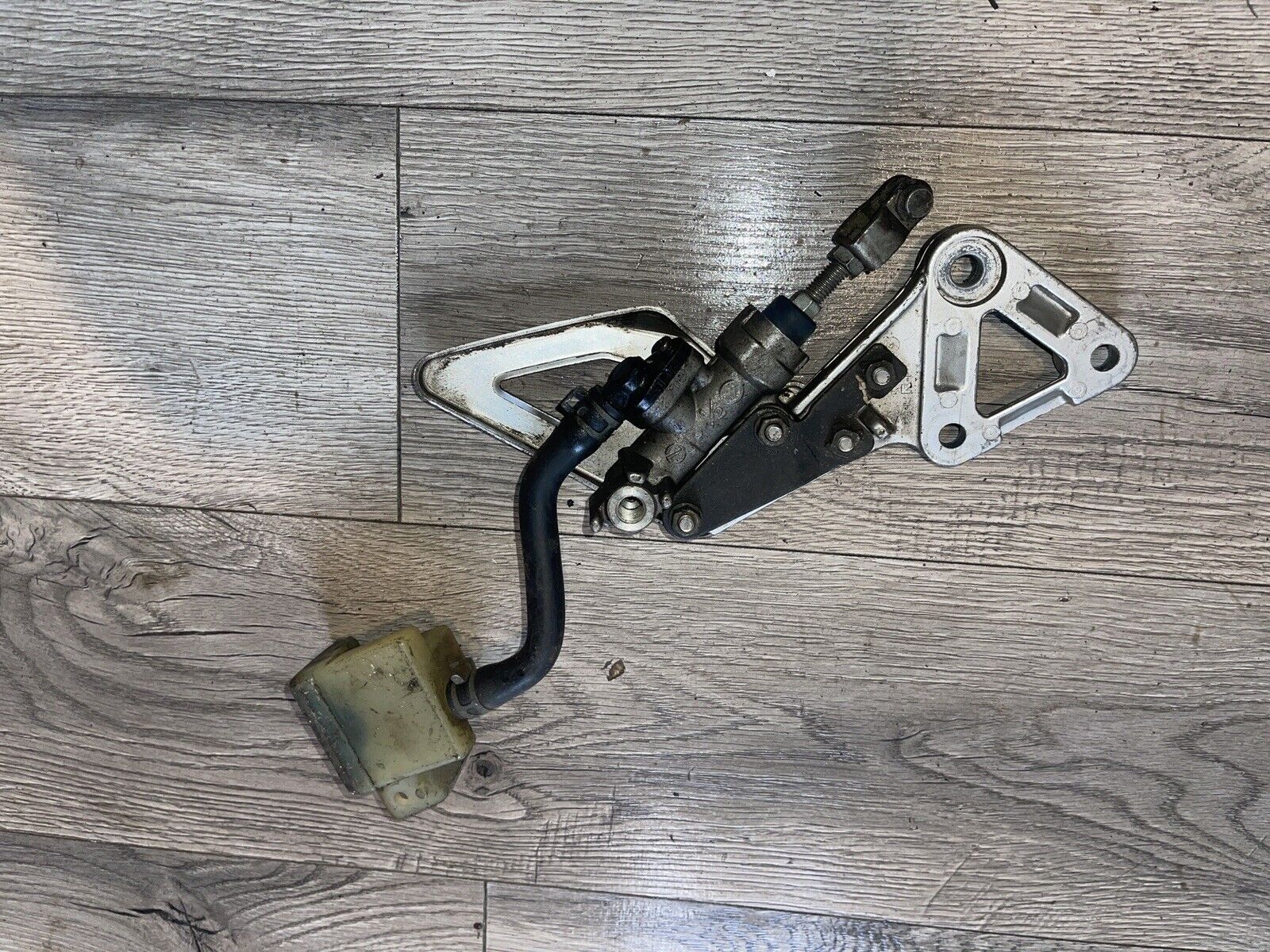 1991 Yamaha Fzr600r Rear Brake Pedal Master Cylinder Reservoir Right Rearset Peg