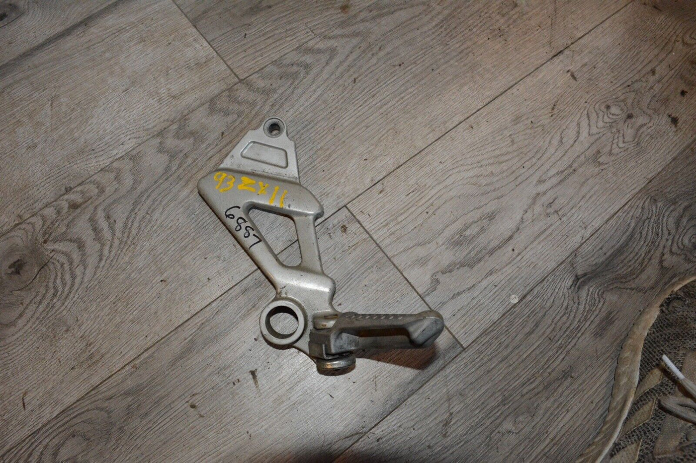 95' kawasaki ZX11 ZX-11 1100 Ninja / OEM LEFT REAR PASSENGER FOOT PEG W/ BRACKET