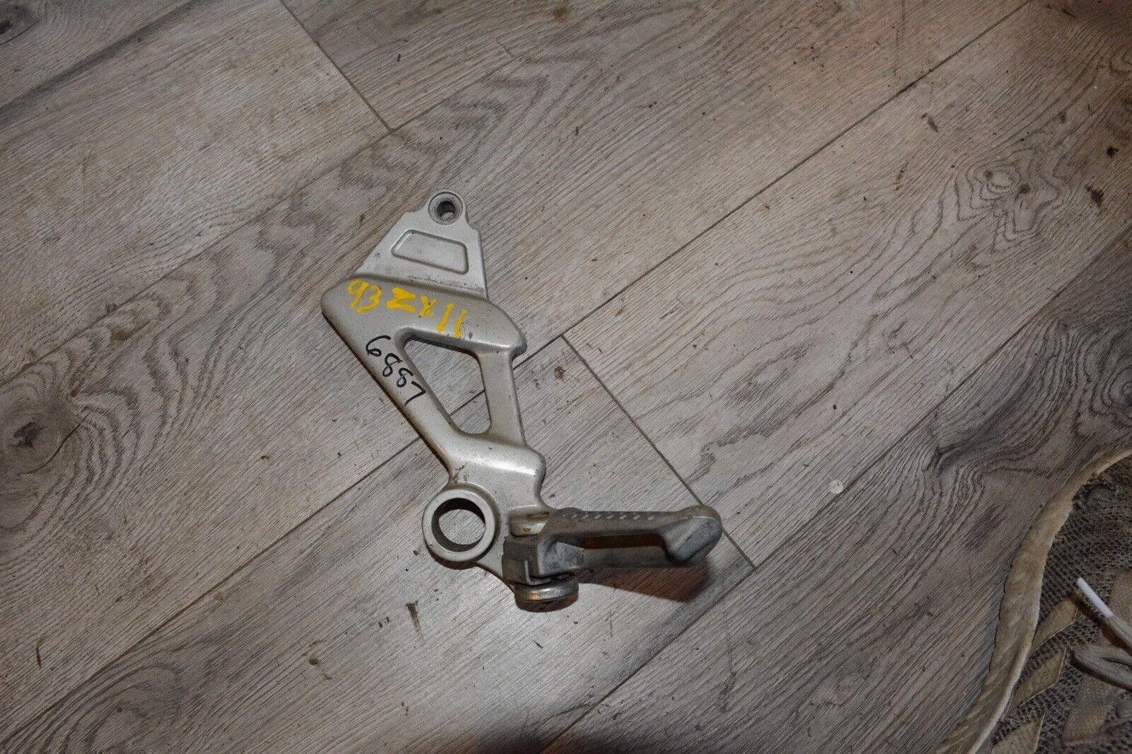 95' kawasaki ZX11 ZX-11 1100 Ninja / OEM LEFT REAR PASSENGER FOOT PEG W/ BRACKET