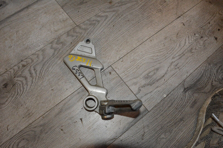 95' kawasaki ZX11 ZX-11 1100 Ninja / OEM LEFT REAR PASSENGER FOOT PEG W/ BRACKET
