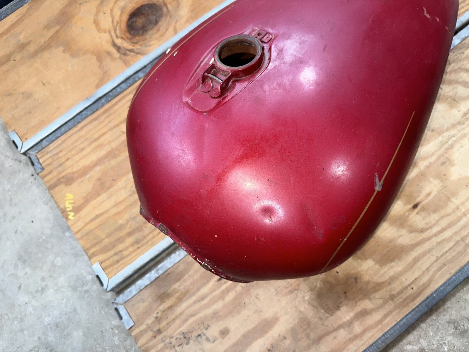1981 YAMAHA XS850  GAS TANK FUEL TANK PETROL TANK RESERVOIR