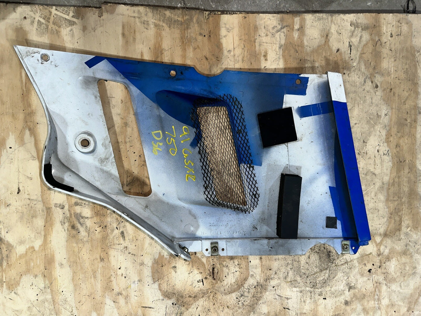 91 - 92  Suzuki GSXR 750  Right Side Mid Fairing Cowling 94431-17D02