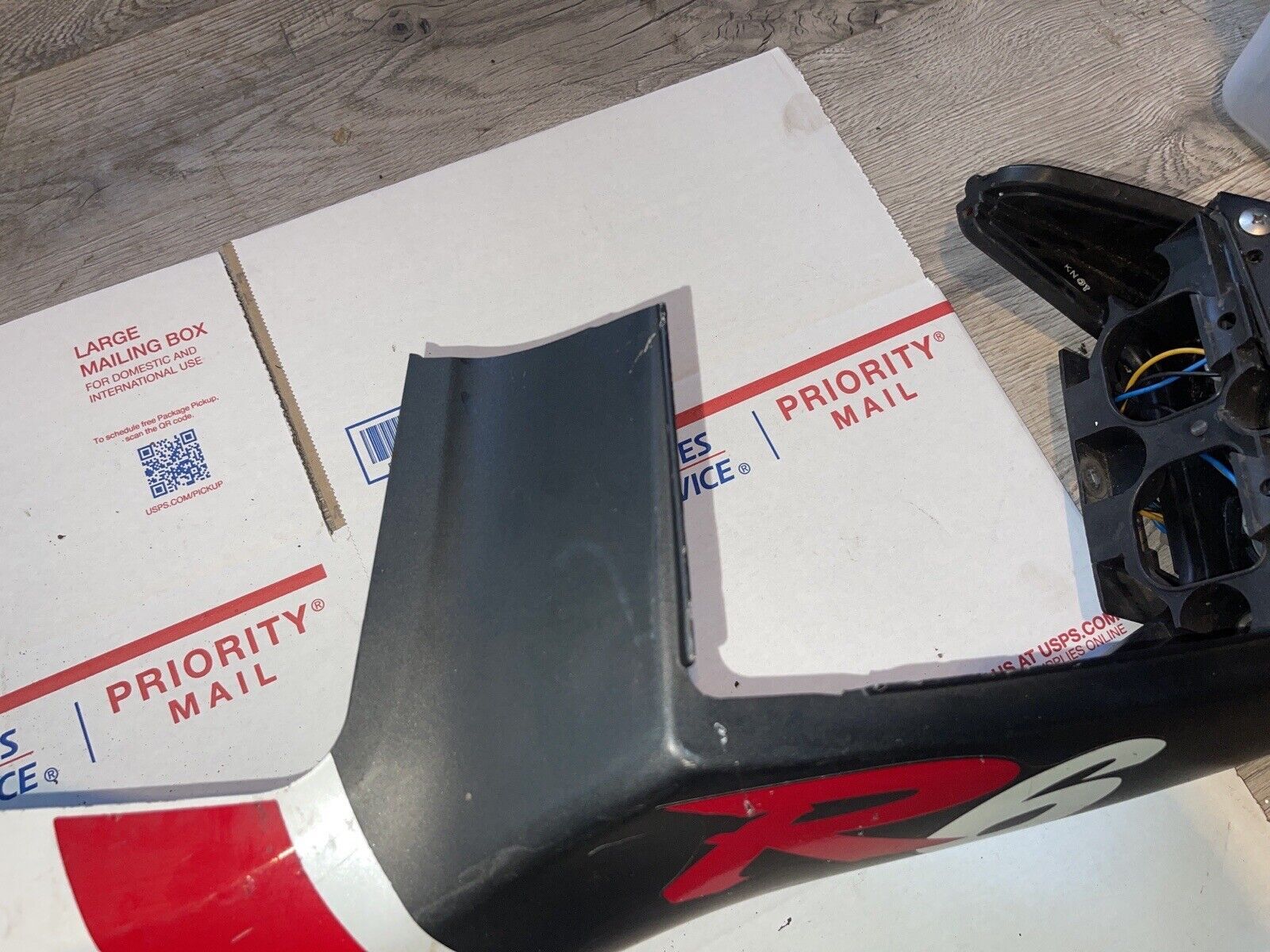 99-00 YAMAHA YZF R6 REAR BACK TAIL FAIRING COWL SHROUD LEFT SPLIT TAILLIGHT