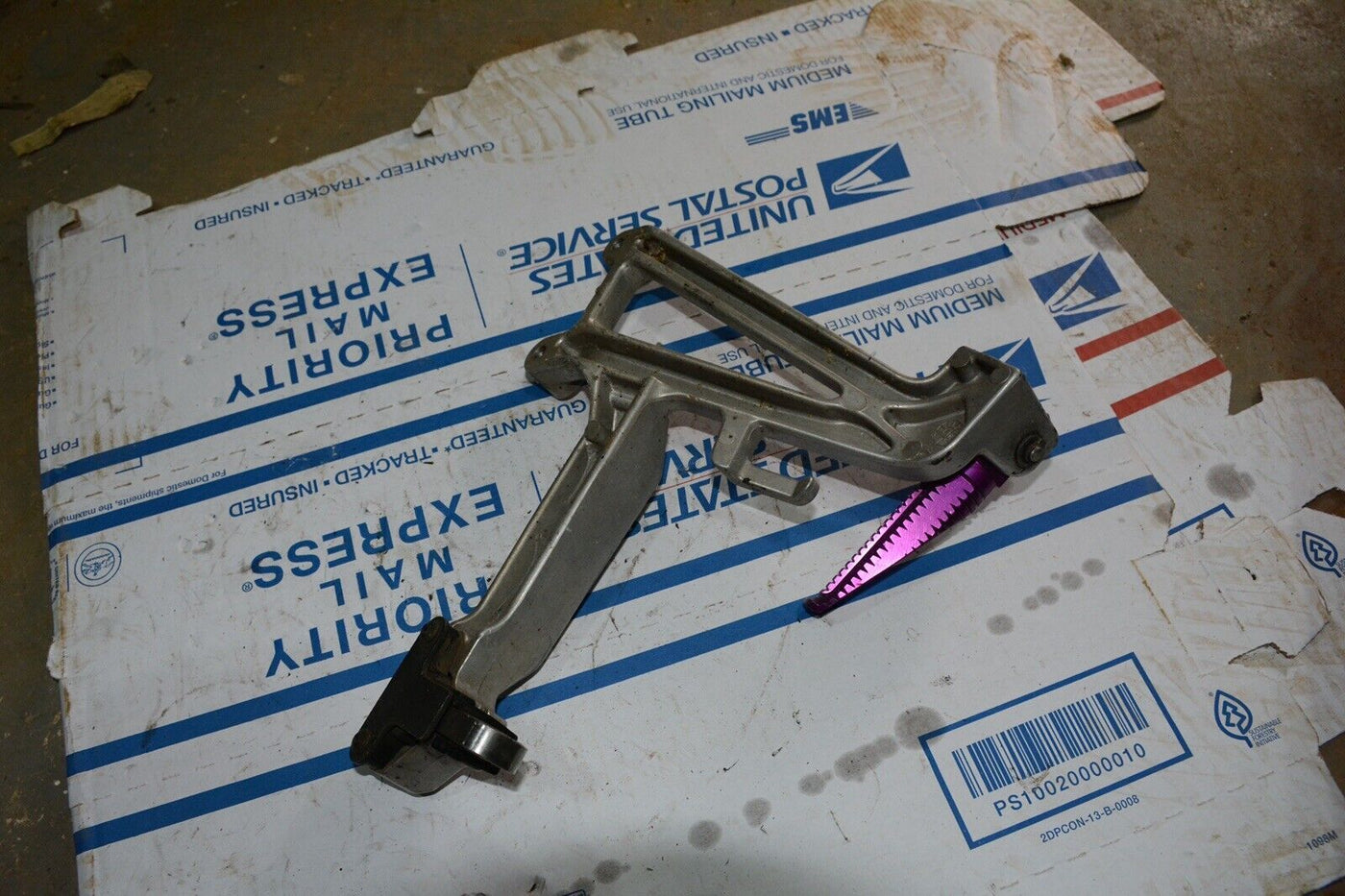 HONDA CBR600 F2 LEFT REAR PEG FOOTREST BRACKET
