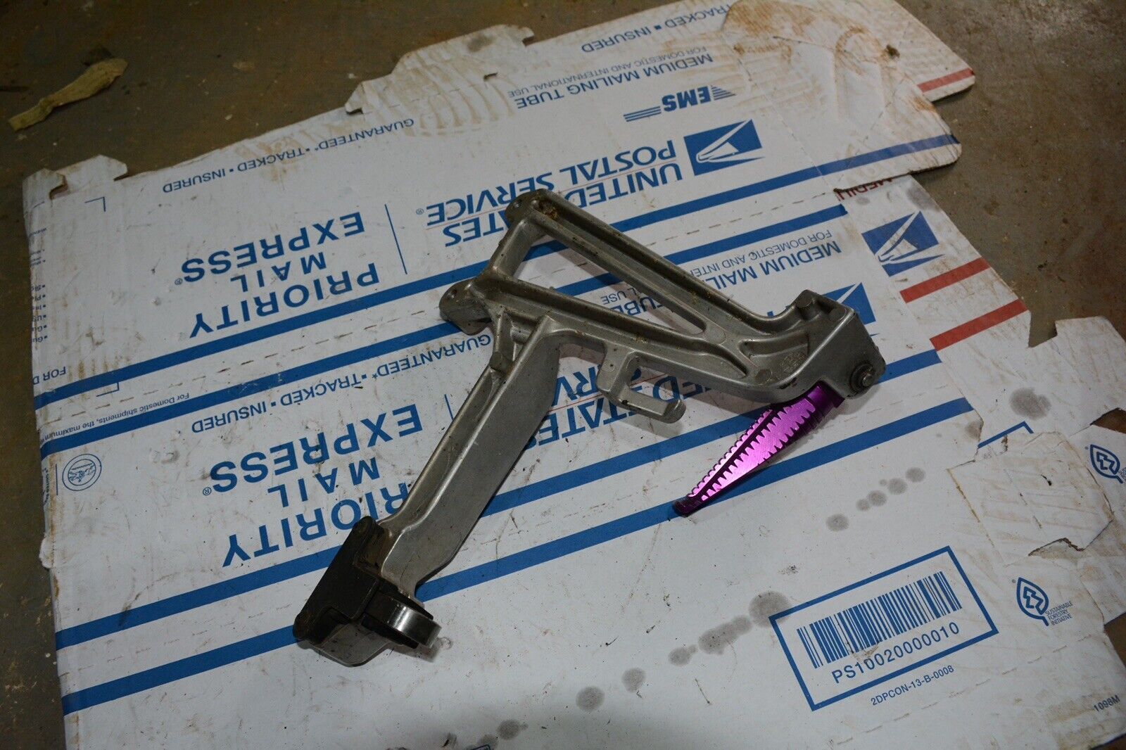 HONDA CBR600 F2 LEFT REAR PEG FOOTREST BRACKET