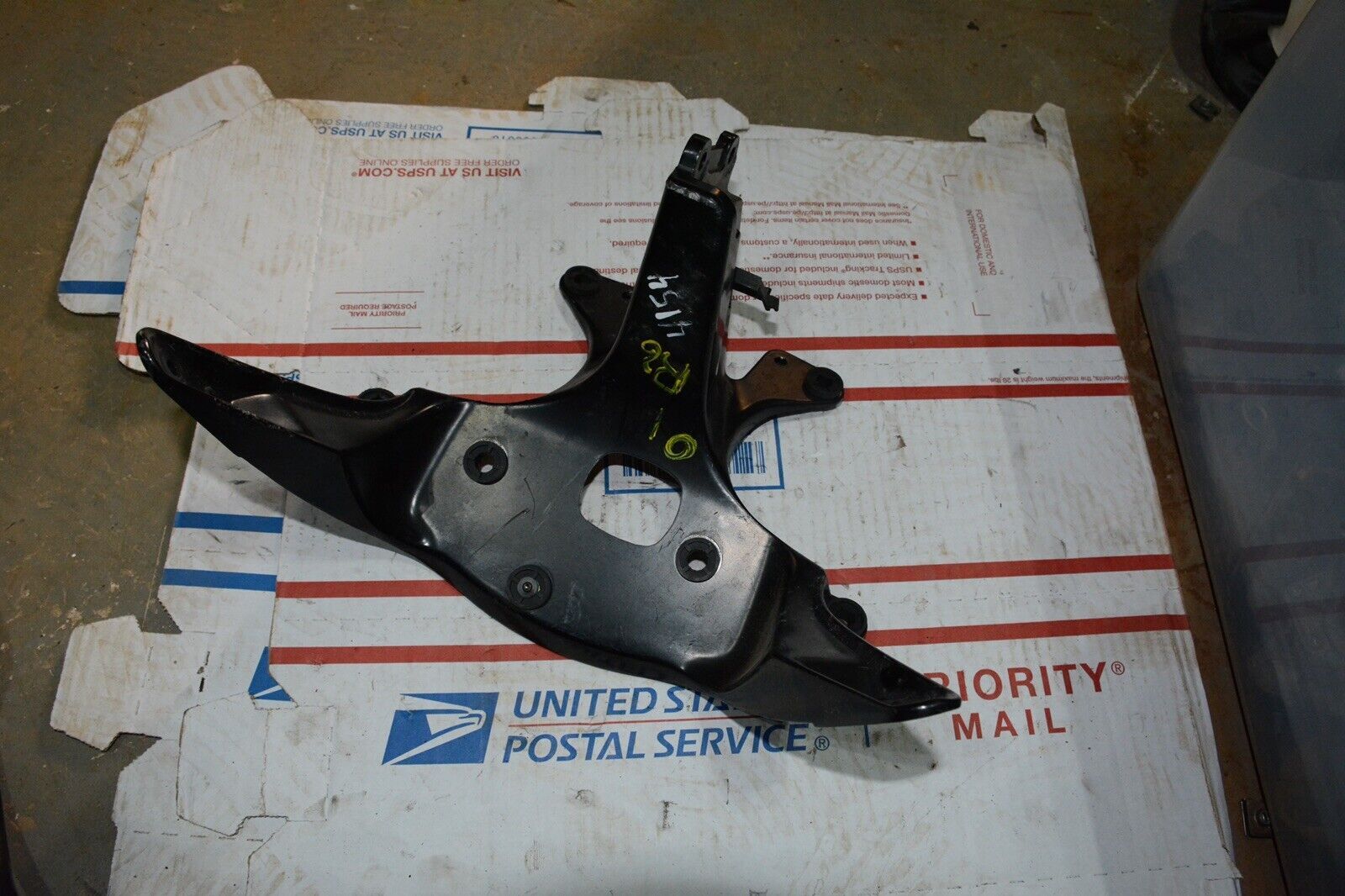 01-02 YZF R6 FRONT UPPER FAIRING GAUGE STAY BRACKET MOUNT HOLDER