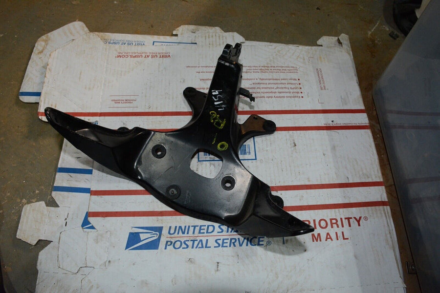 01-02 YZF R6 FRONT UPPER FAIRING GAUGE STAY BRACKET MOUNT HOLDER