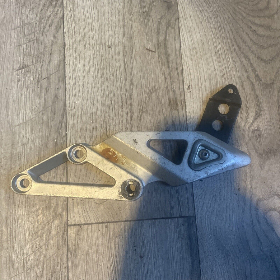 SUZUKI 93 94 95 GSXR750 GSXR 750 W FRONT LEFT RIDER FOOT PEG MOUNT BRACKET