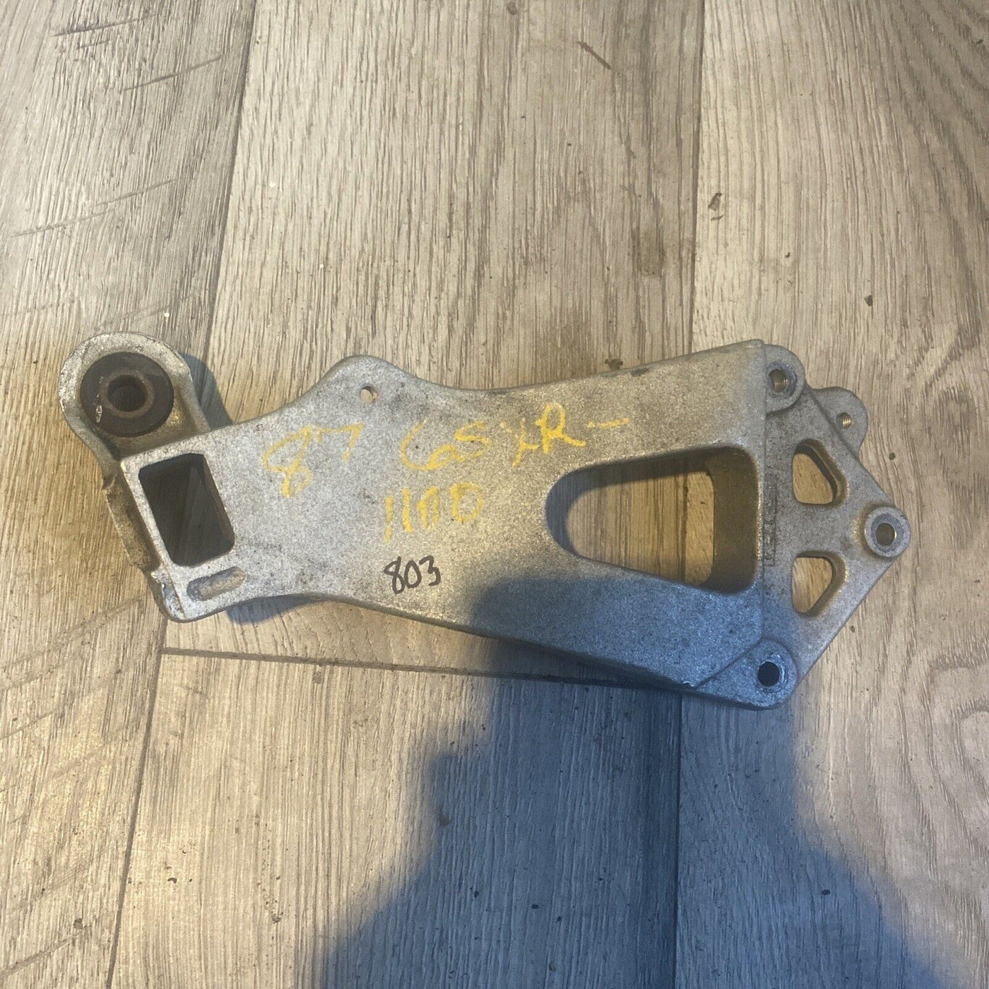 87 SUZUKI GSXR750 GSXR 1100 W FRONT LEFT RIDER FOOT PEG MOUNT BRACKET