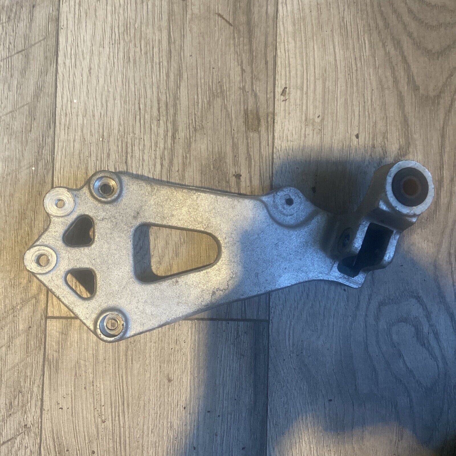 87 SUZUKI GSXR750 GSXR 1100 W FRONT LEFT RIDER FOOT PEG MOUNT BRACKET