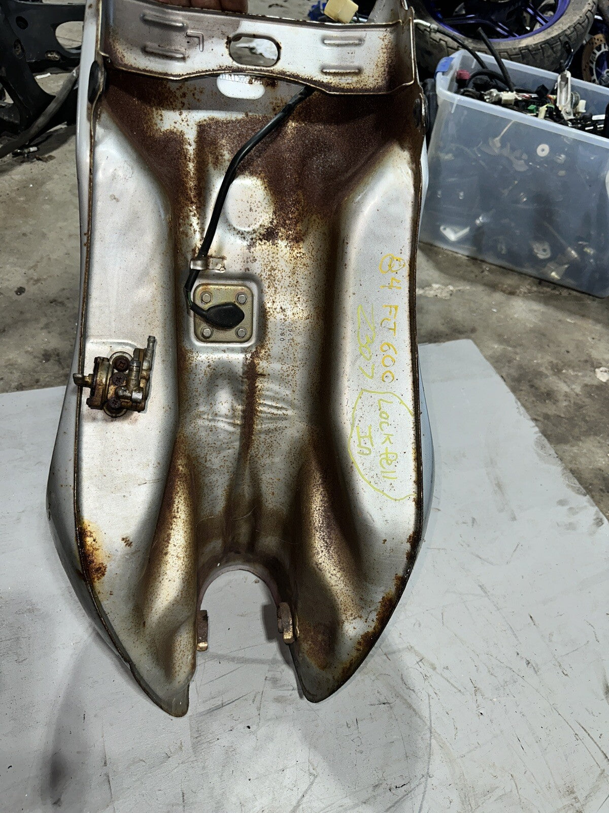 1984 1985 Yamaha FJ600 FJ 600 OEM Gas Fuel Tank 33M-24110-00-09