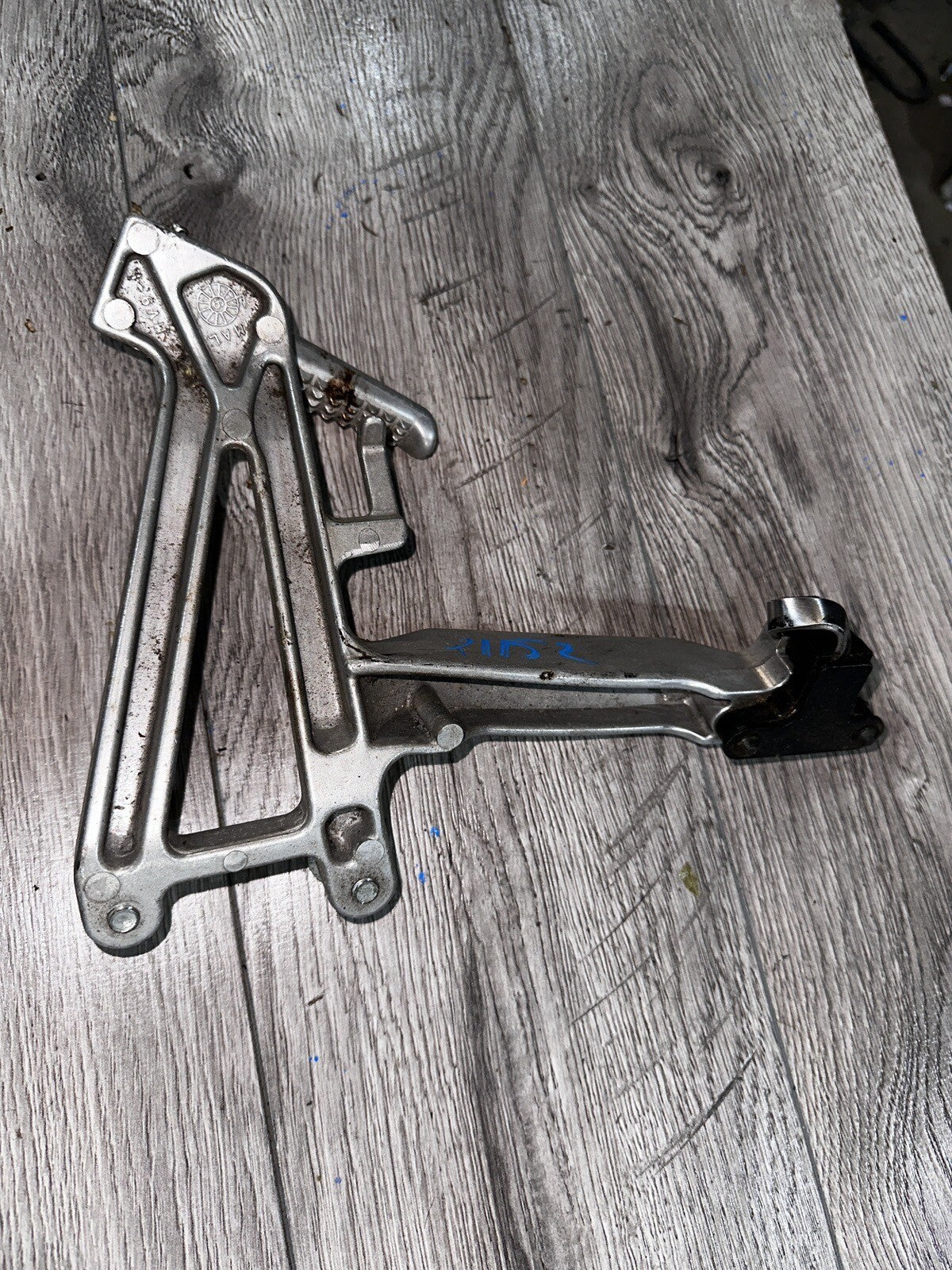 1997 97 95-98 Honda CBR600F3 REAR PASSENGER LEFT FOOT PEG REST BRACKET