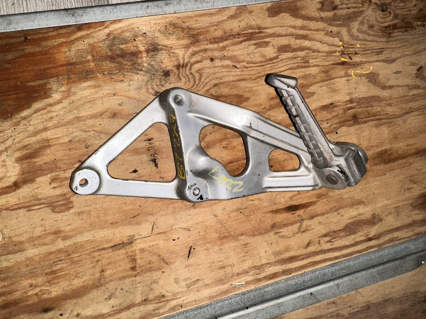 89-90 KAWASAKI ZX750-H ZX750 NINJA ZX7 ZX-7 750 LEFT LH REAR FOOTPEG PEG & MOUNT