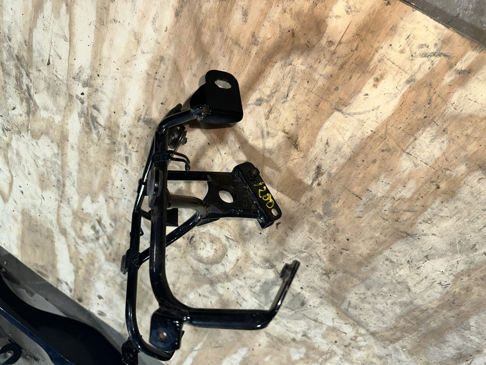 1997 98 SUZUKI BANDIT 1200 FRONT MAIN STAY BRACKET W/ HORN 97