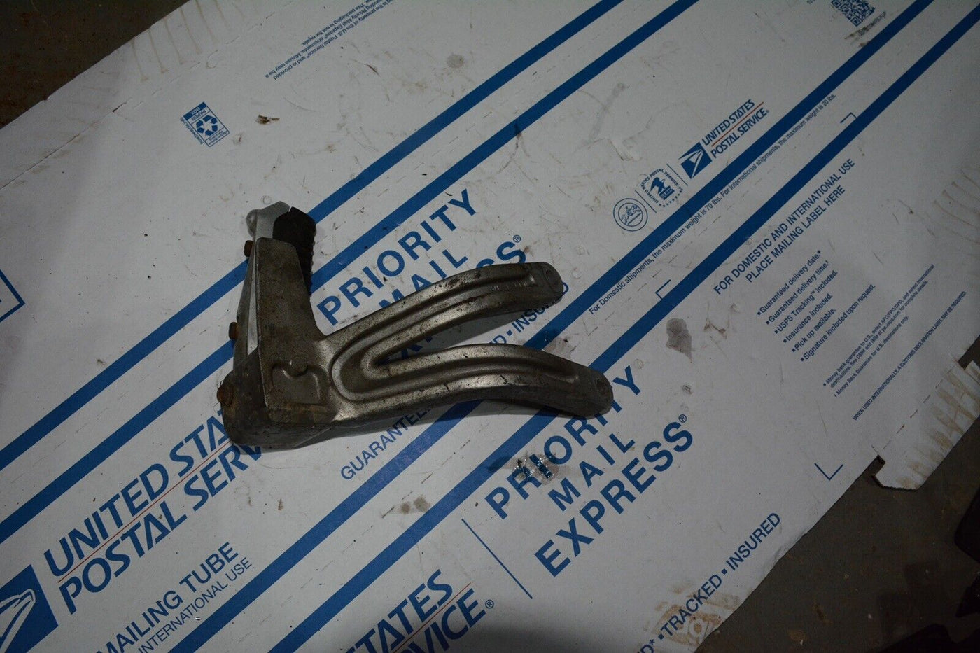 SUZUKI 94 95 96 97 RF900R RF 900 R LEFT REAR PASSENGER FOOT PEG BRACKET MOUNT OE