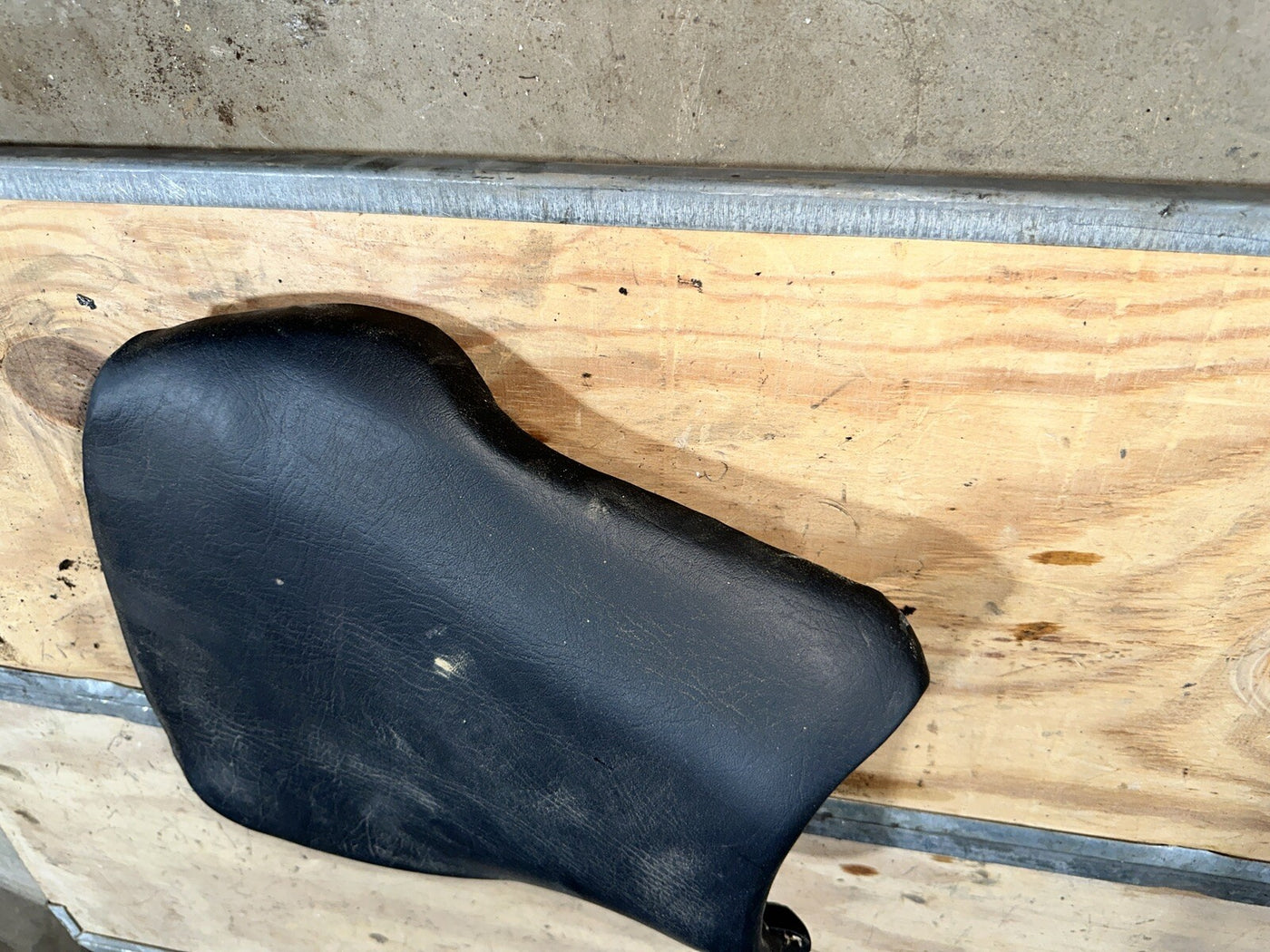 03-04 HONDA CBR600RR CBR600 FRONT DRIVERS SEAT PAD SADDLE PILLION