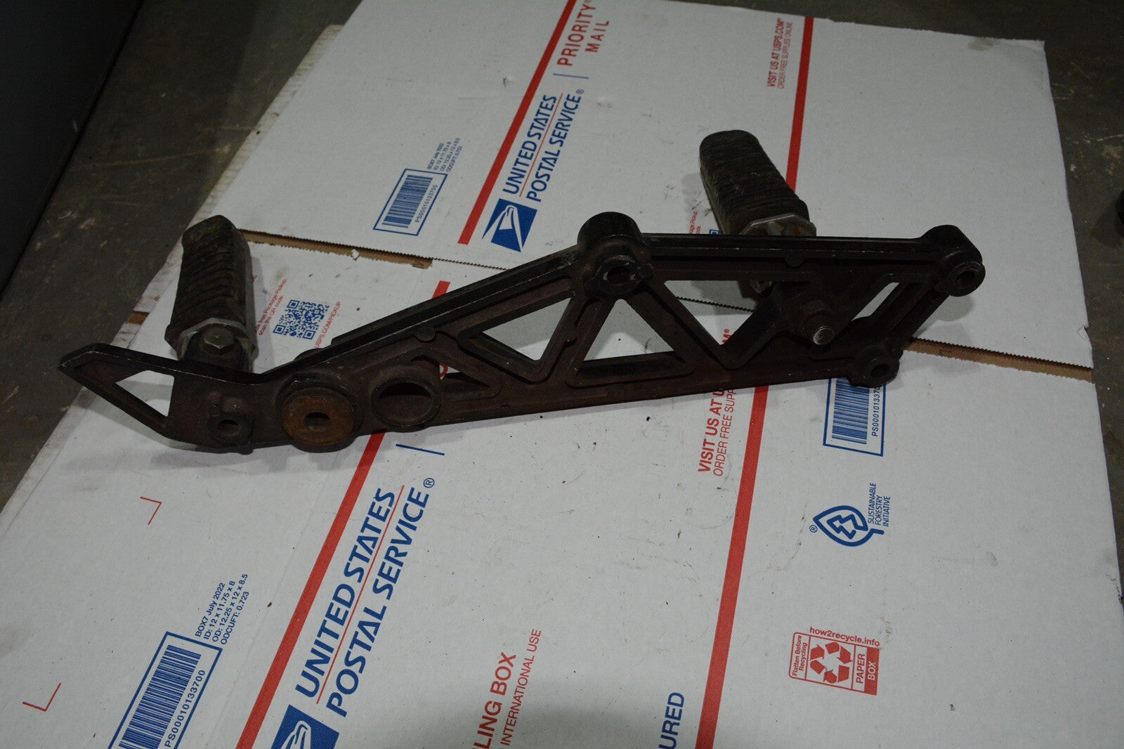 1984 83 84 Kawasaki GPZ 1100 ZX1100 OEM Left Foot Rest Bracket Pegs Assembly