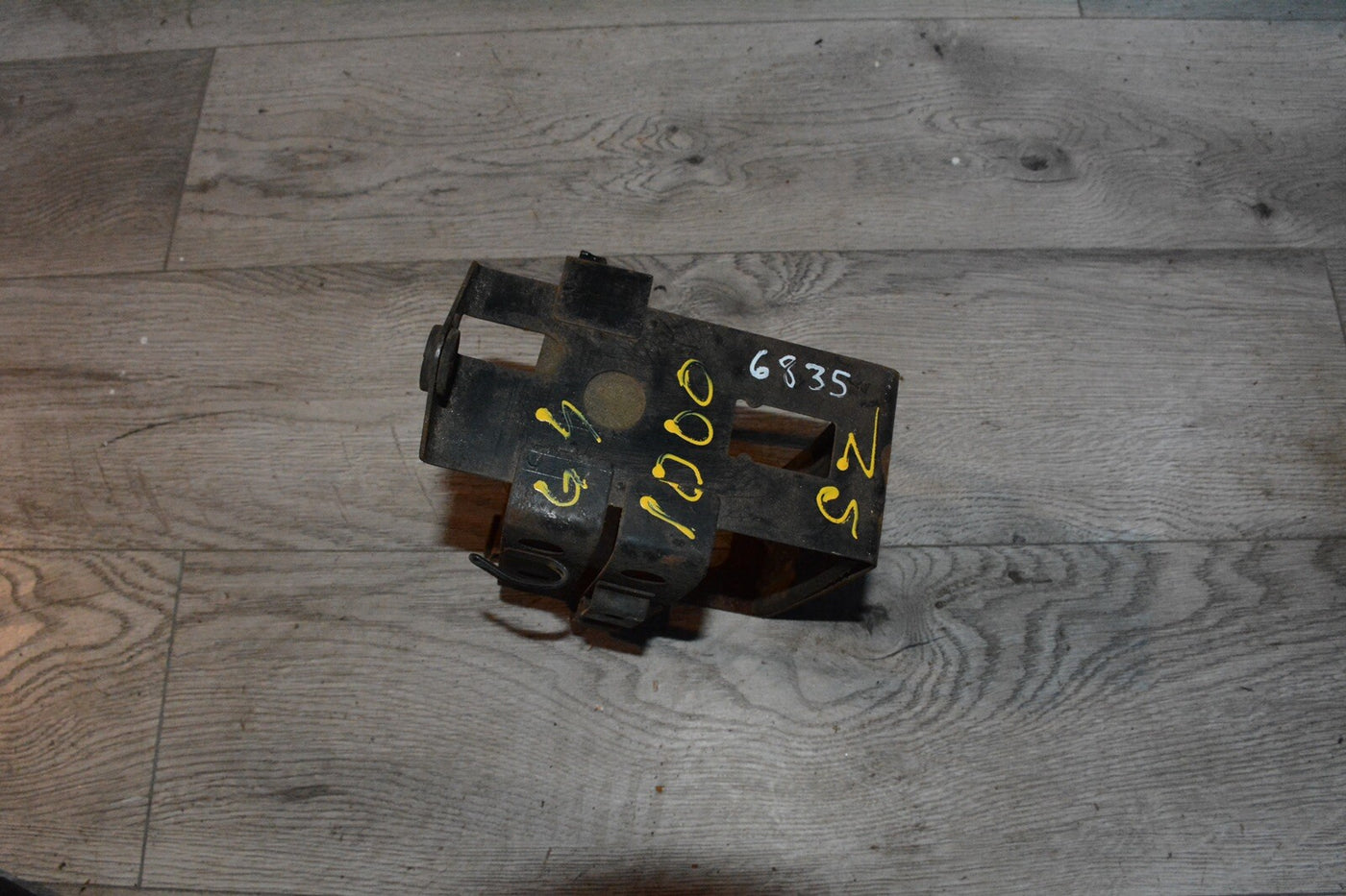1982 Suzuki GS1000L GS1000 S700' battery box holder mount bracket tray