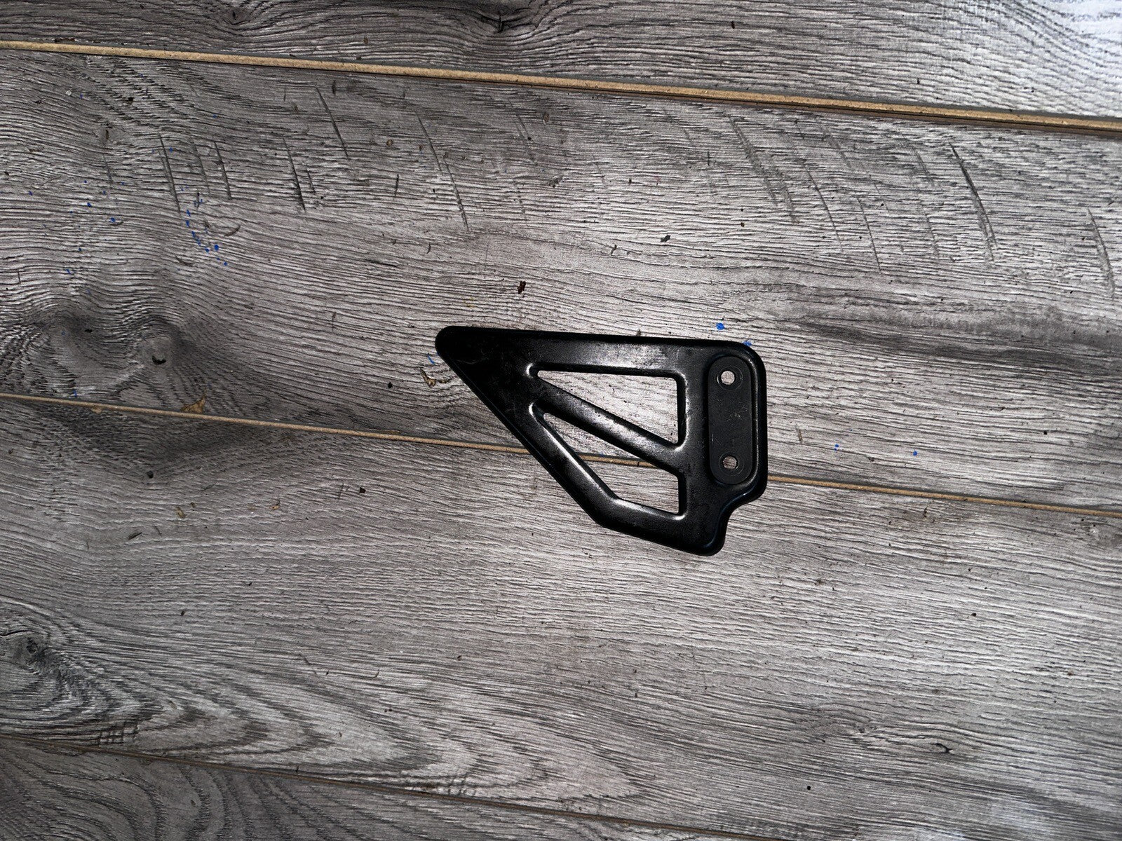 02 Suzuki GSX-R GSXR 750 GSXR750 left heel guard shield bracket