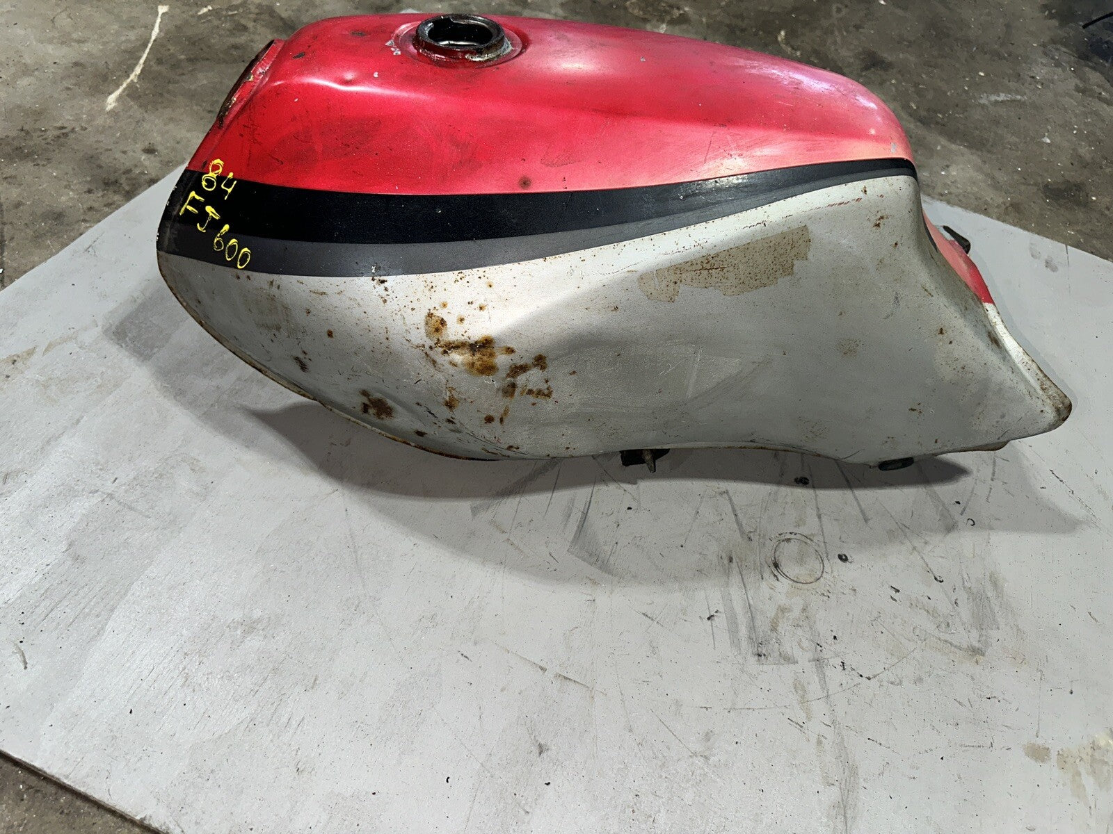 1984 1985 Yamaha FJ600 FJ 600 OEM Gas Fuel Tank 33M-24110-00-09