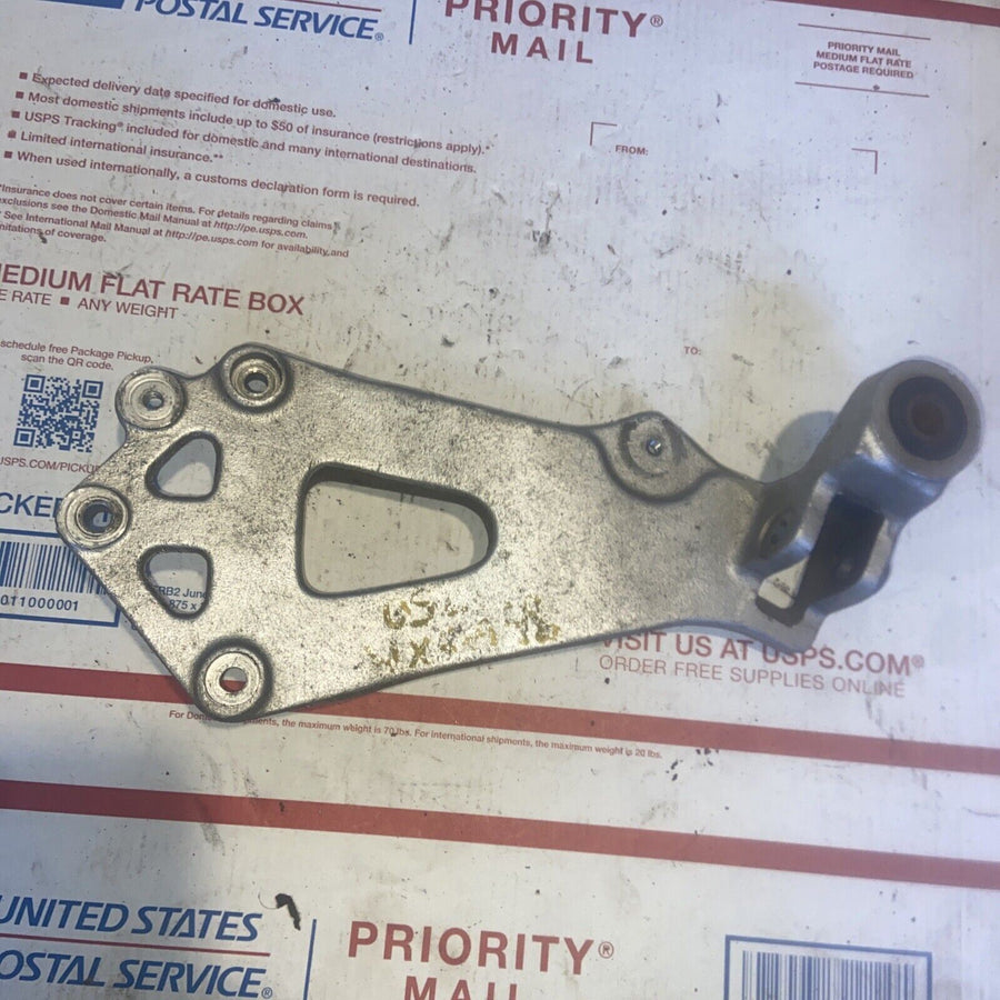 87 SUZUKI GSXR750 GSXR 1100 W FRONT Right RIDER FOOT PEG MOUNT BRACKET