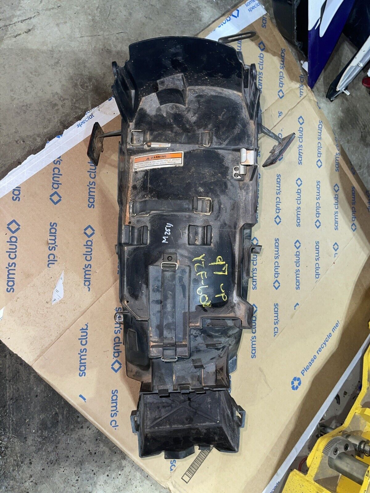 97-07 YAMAHA YZF600R REAR BACK TAIL UNDERTAIL BATTERY TRAY PLASTIC