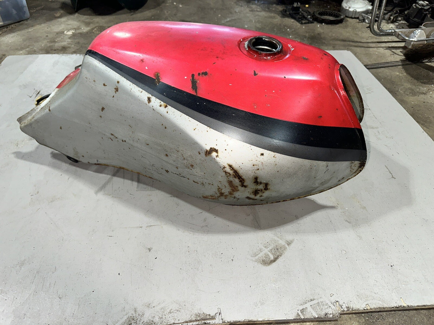 1984 1985 Yamaha FJ600 FJ 600 OEM Gas Fuel Tank 33M-24110-00-09