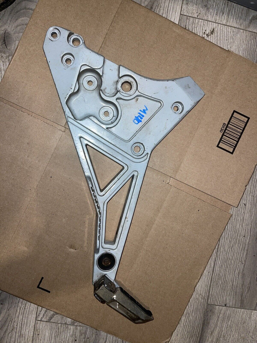 86 Yamaha FJ 1200 Left Foot Peg Bracket Mount 36Y-27442-00-00 1984-1987
