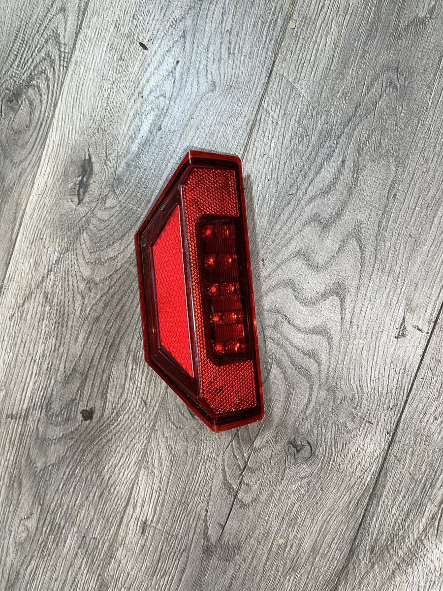 POLARIS 16-19 GENERAL 1000 LEFT OR RIGHT REAR TAIL TAILLIGHT BRAKE LIGHT 2412774