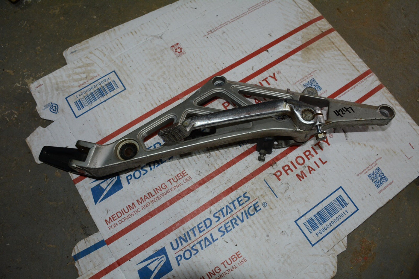 85' 84-86 Suzuki GS1150 GS-1150 GS1150E E / OEM RIGHT FOOT PEG REAR SET BRACKET