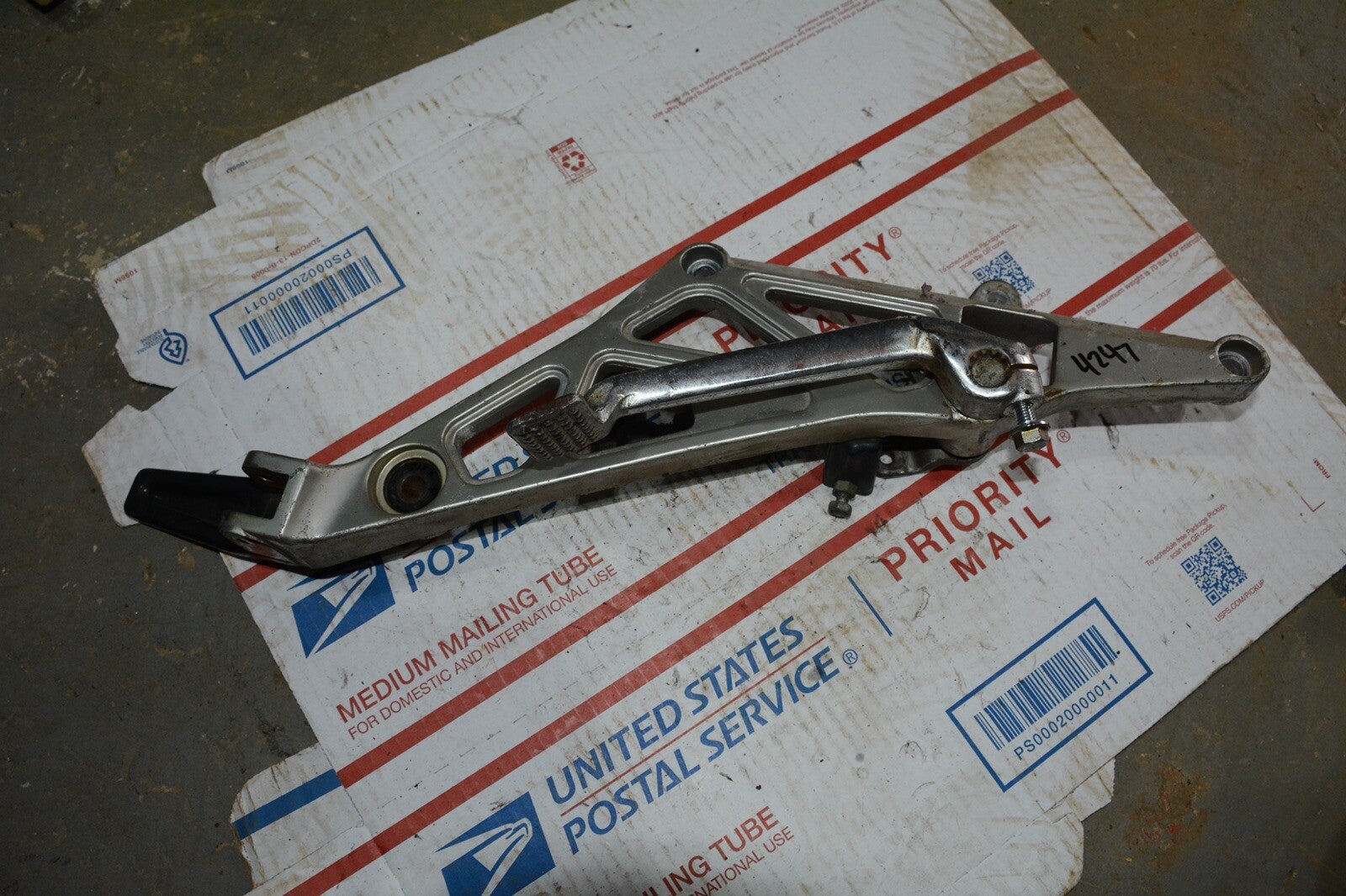 85' 84-86 Suzuki GS1150 GS-1150 GS1150E E / OEM RIGHT FOOT PEG REAR SET BRACKET