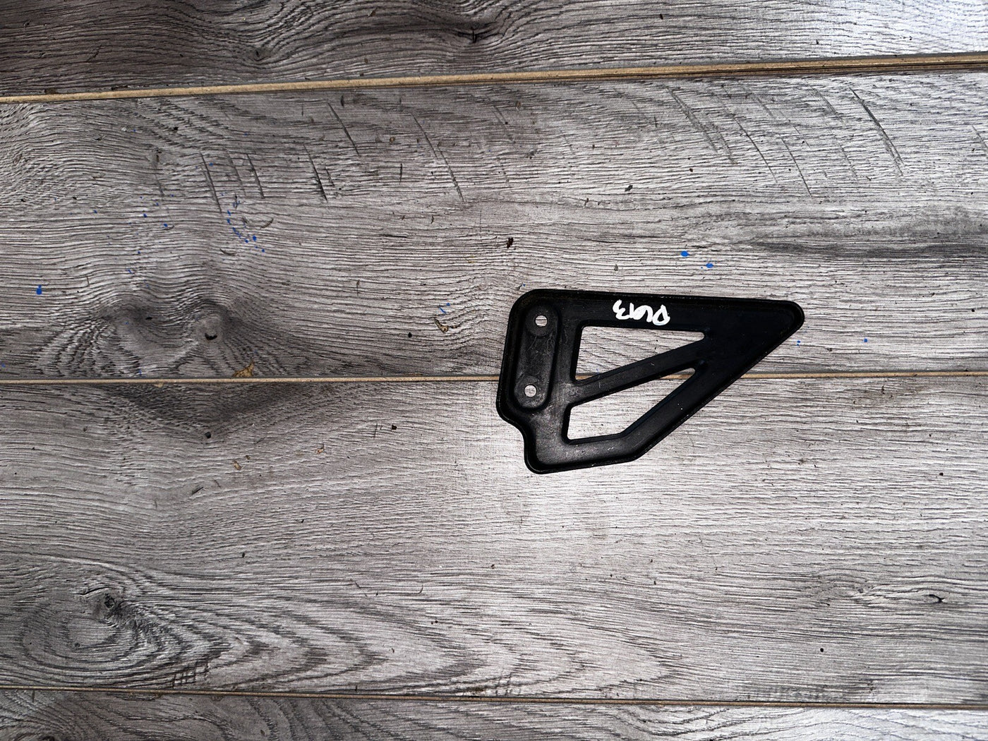02 Suzuki GSX-R GSXR 750 GSXR750 left heel guard shield bracket