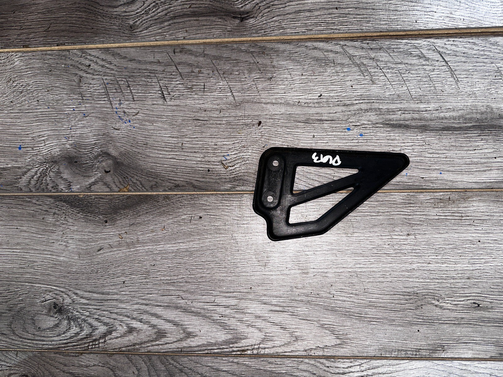02 Suzuki GSX-R GSXR 750 GSXR750 left heel guard shield bracket