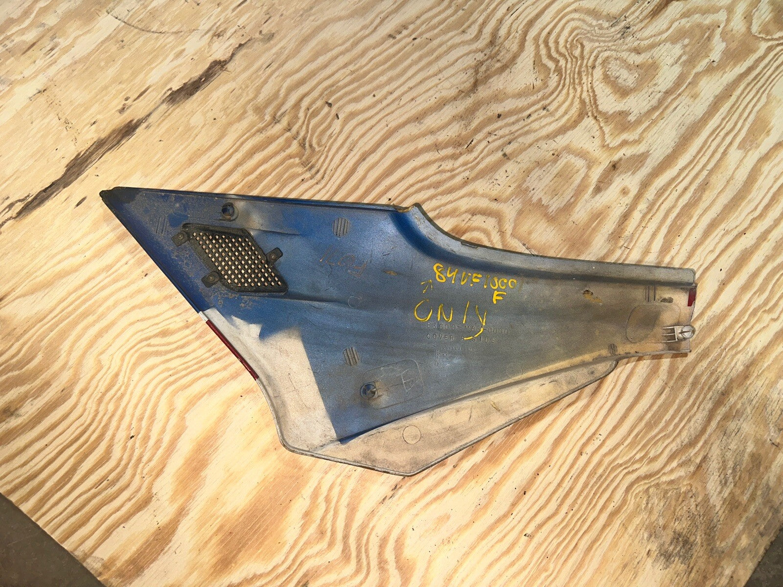 83600-MB6-0000 COVER R SIDE HONDA VF1000F 1984