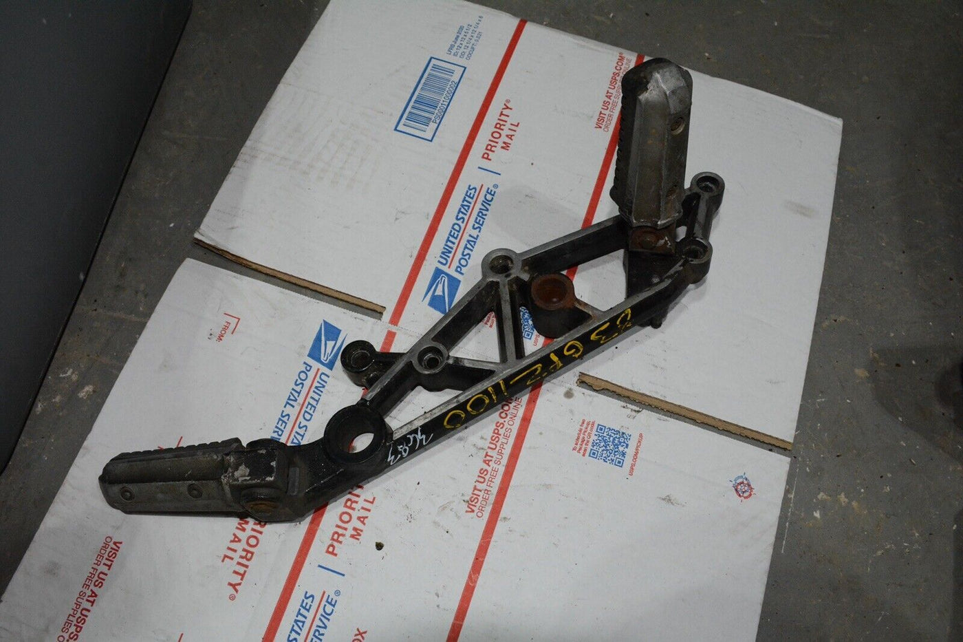 1982 Kawasaki GPz1100 KZ1100B OEM RIGHT REARSET REAR SET DRIVER FOOT PEG BRACKET
