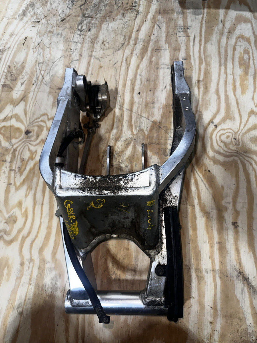 01 02 Suzuki GSXR 1000 GSXR1000 Rear Wheel Swing Arm Swingarm 2001 2002 Caliper