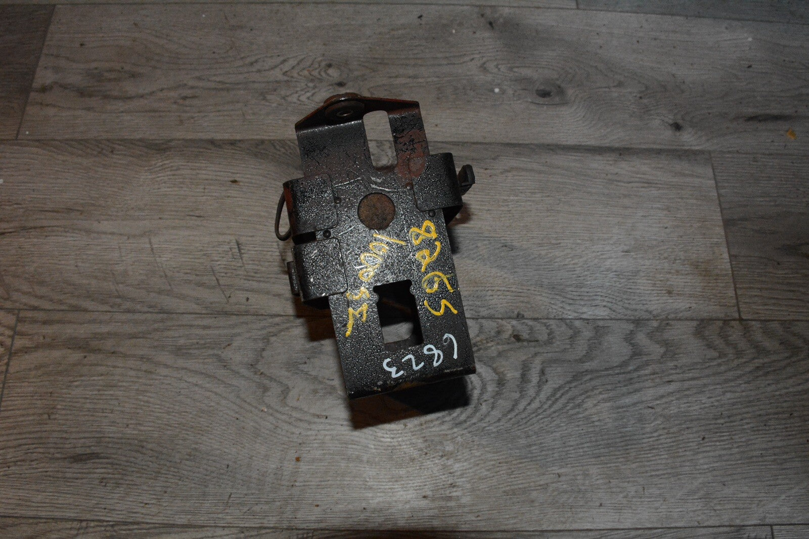 1982 Suzuki GS1000L GS1000 S700' battery box holder mount bracket tray