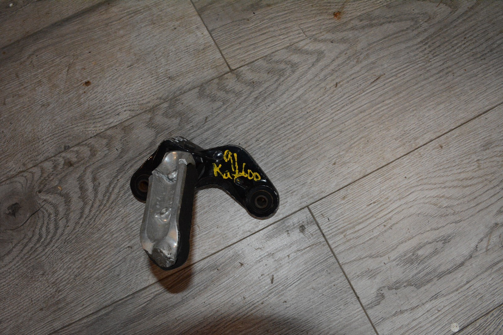 91 SUZUKI GSX600 GSX 600 KATANA FOOT PEG & BRACKET, FRONT RIGHT