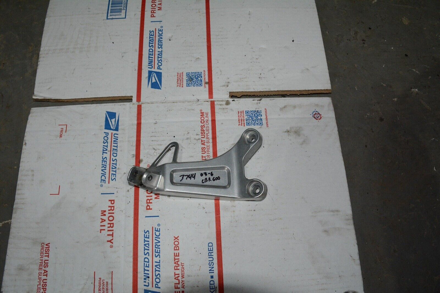 03 04 Honda CBR600 RR Rear Right Passenger Foot Peg Rest & Mount