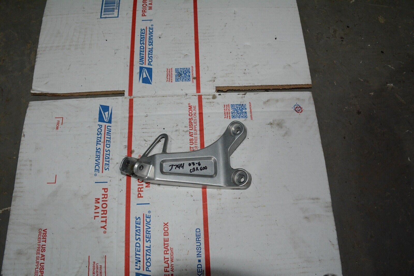 03 04 Honda CBR600 RR Rear Right Passenger Foot Peg Rest & Mount