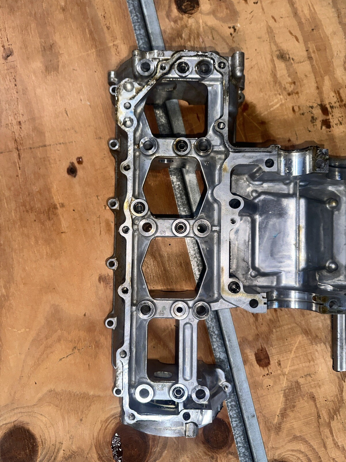 02 SUZUKI GSX-R 600 ENGINE MOTOR BLOCK CASING #2 CASE CASES LOWER MIDDLE CASE