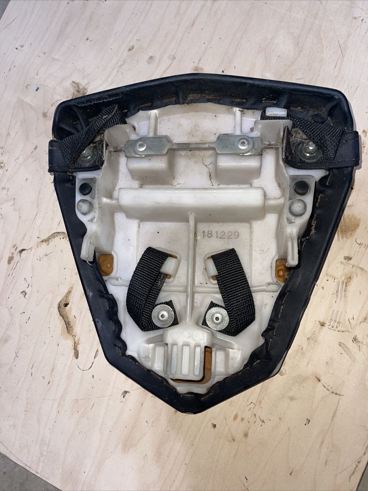 970 06-07 YAMAHA YZF R6 REAR BACK PASSENGER TANDEM SEAT PAD SADDLE PILLION