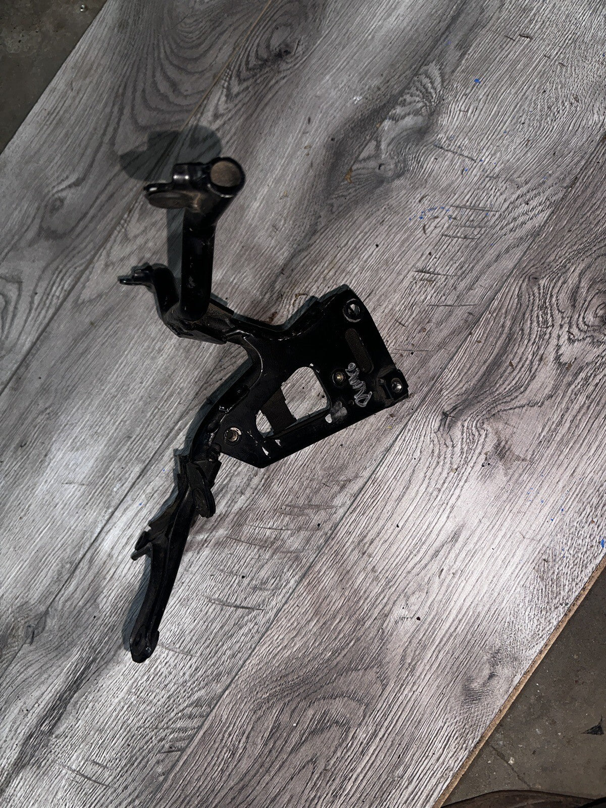 1997-98 Suzuki GSXR600 front fairing stay bracket OEM