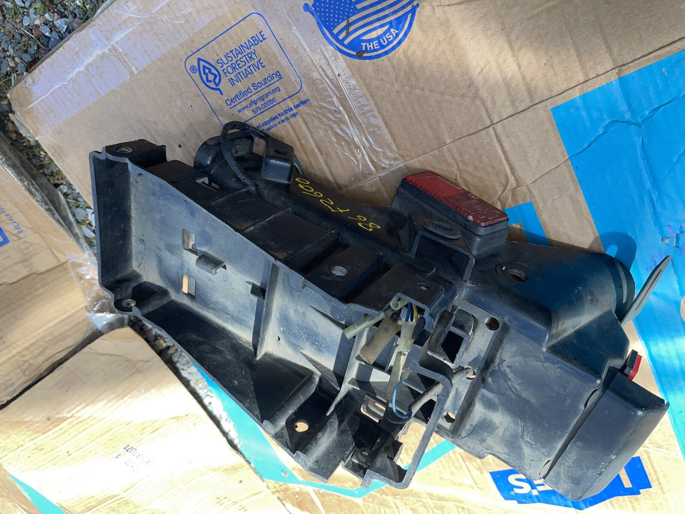 YAMAHA  FZ600 1988 FZ600U OEM REAR BACK TAIL UNDERTAIL BATTERY TRAY PLASTIC
