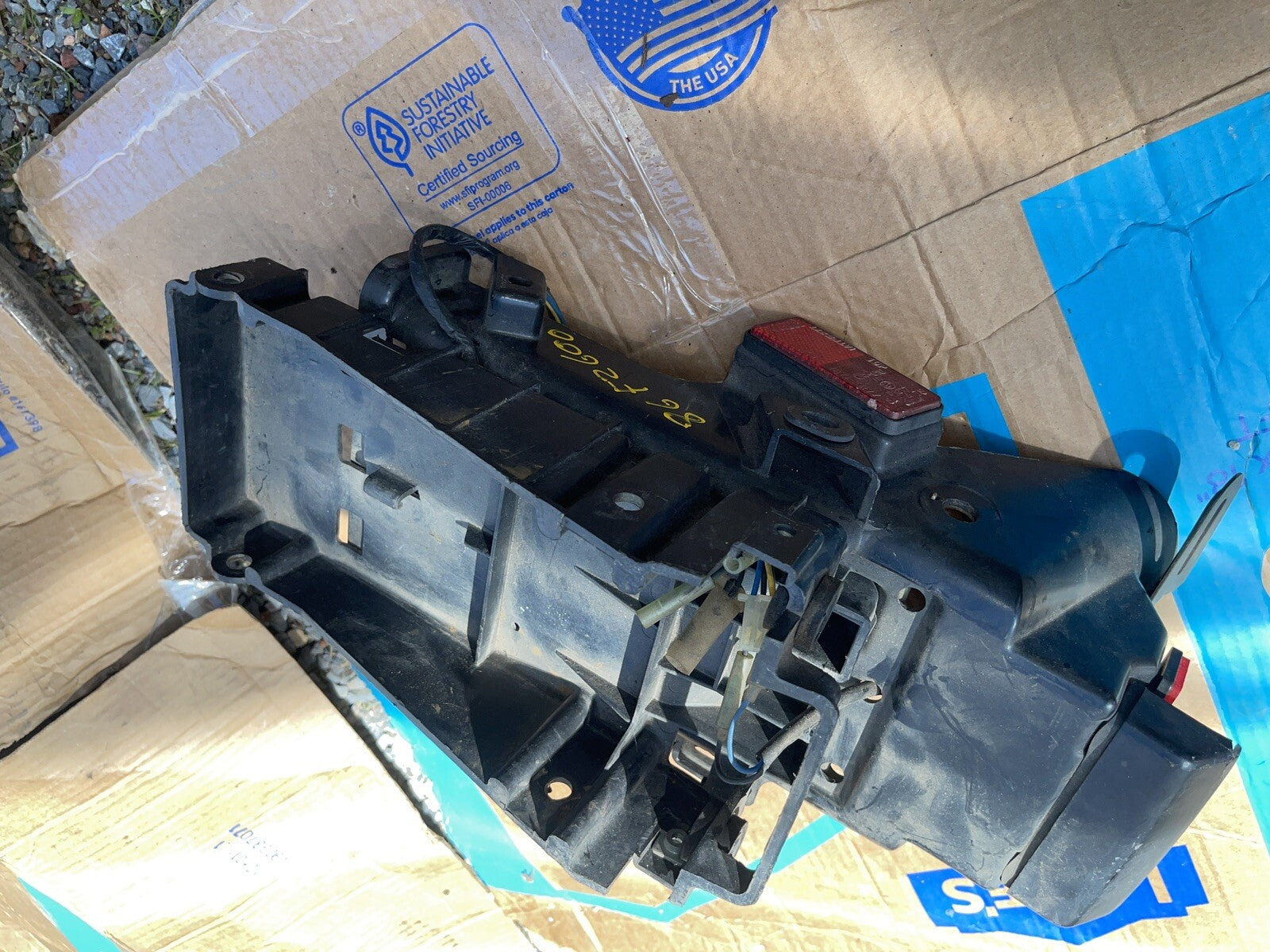 YAMAHA  FZ600 1988 FZ600U OEM REAR BACK TAIL UNDERTAIL BATTERY TRAY PLASTIC