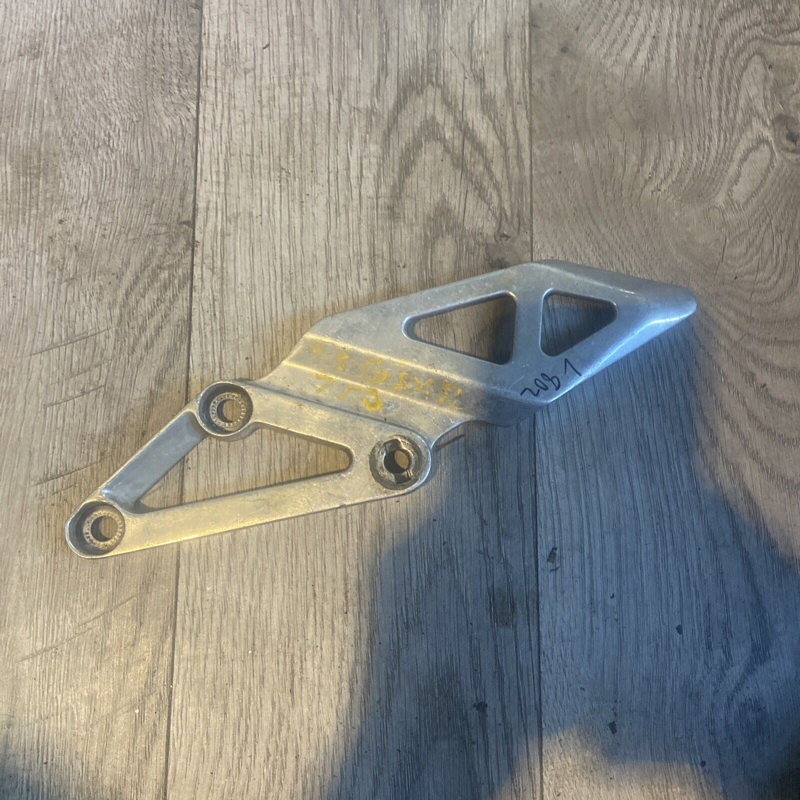 SUZUKI 93 94 95 GSXR750 GSXR 750 W FRONT LEFT RIDER FOOT PEG MOUNT BRACKET